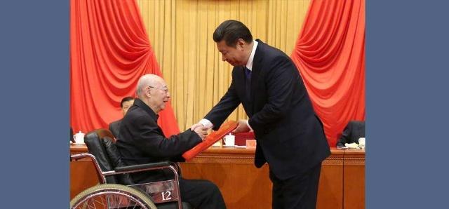 党中央、国务院为于敏颁奖